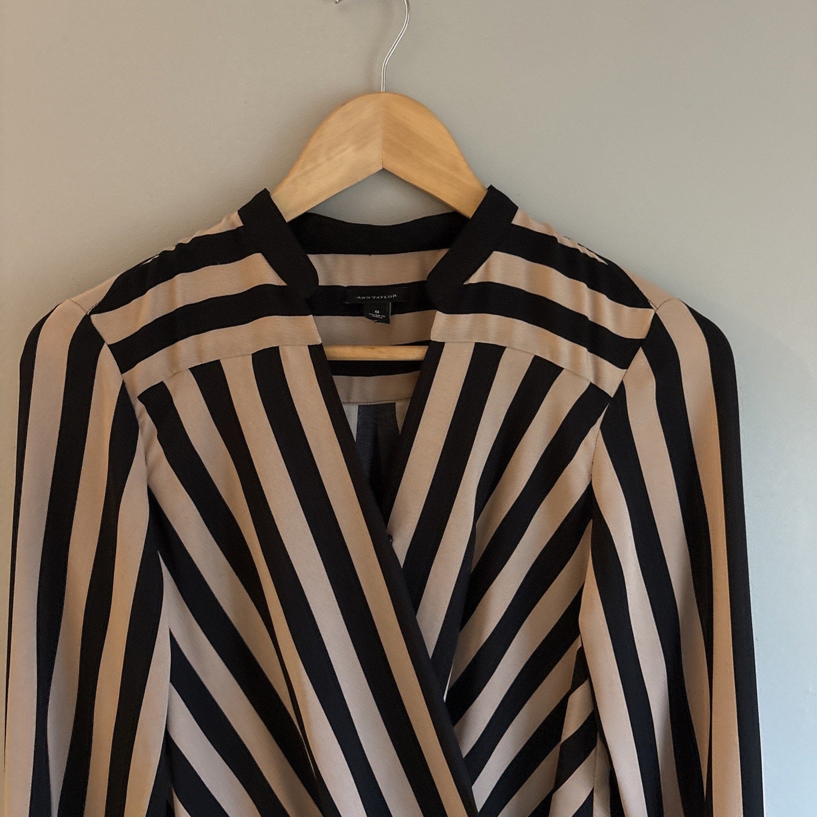 Women’s Ann Taylor Blouse Size 0 Black And Brown Stripes Cinched ￼