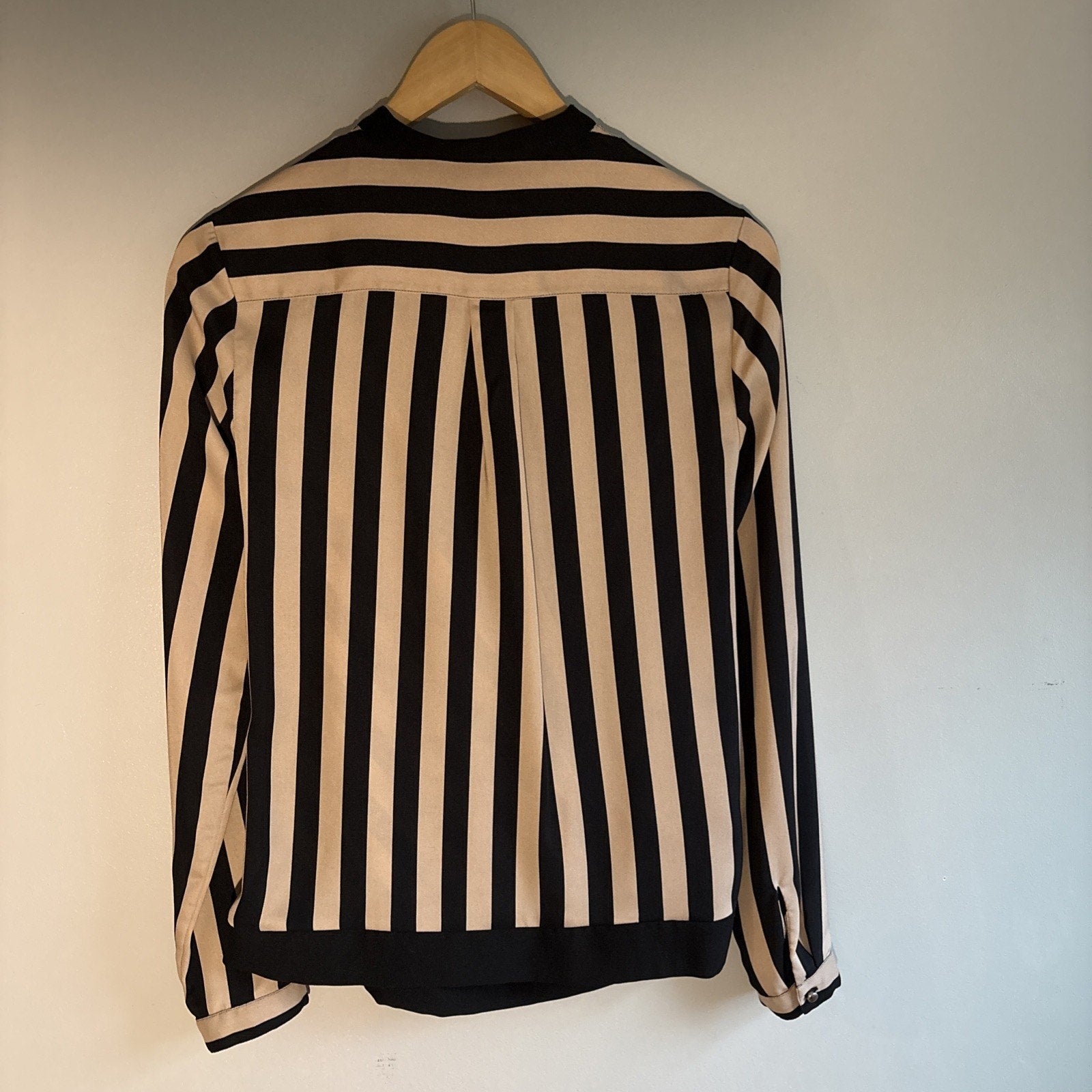 Women’s Ann Taylor Blouse Size 0 Black And Brown Stripes Cinched ￼
