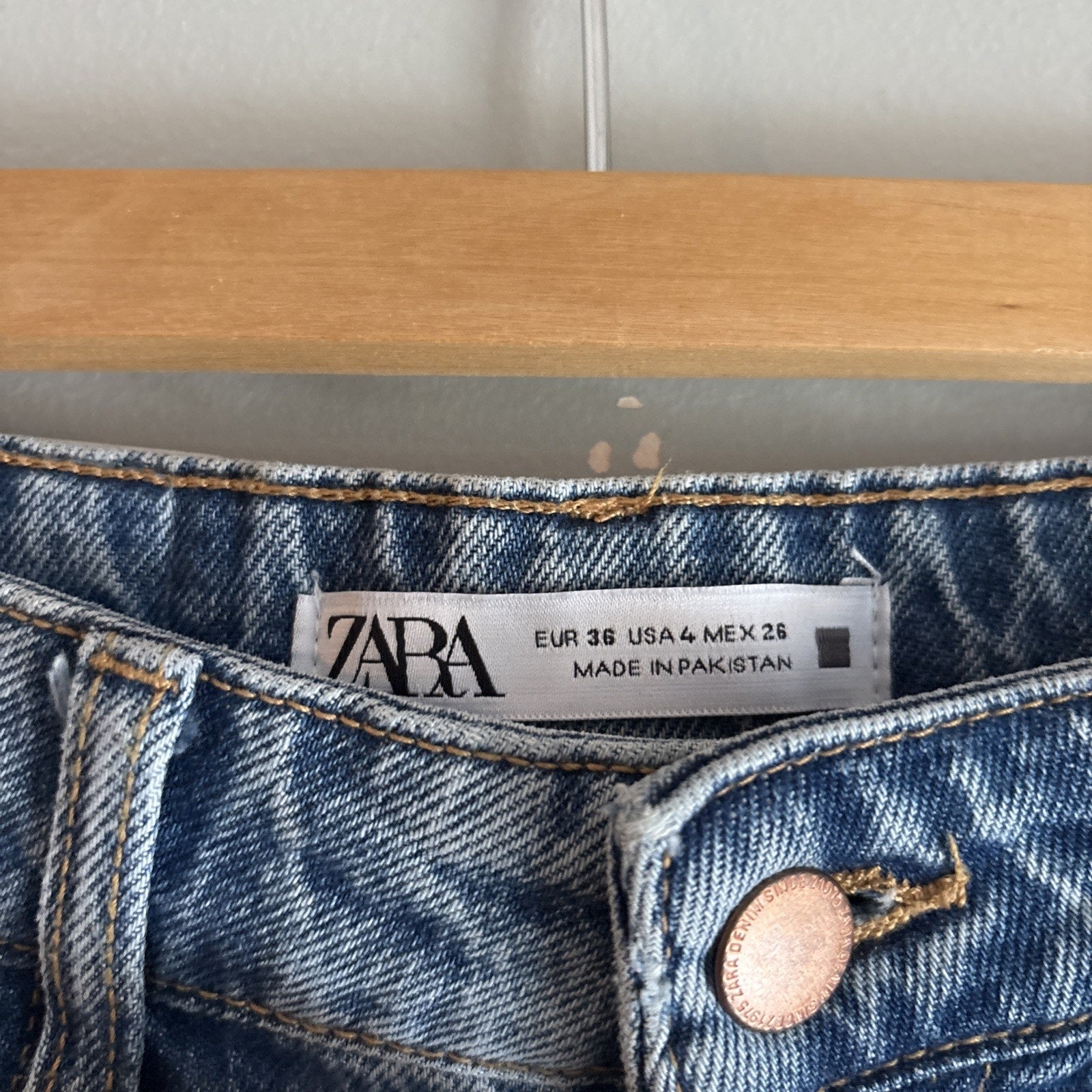 ZARA WOMAN BLUE DENIM ANKLE JEANS MOM FIT HIGH RISE Size 4 WAIST 26 INSEAM 28
