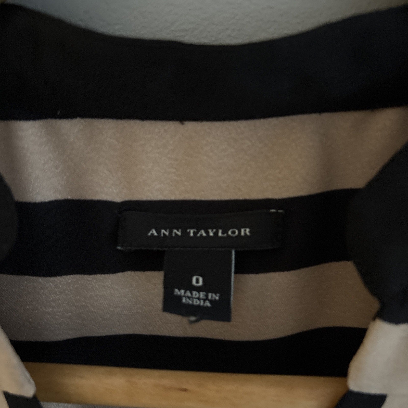 Women’s Ann Taylor Blouse Size 0 Black And Brown Stripes Cinched ￼