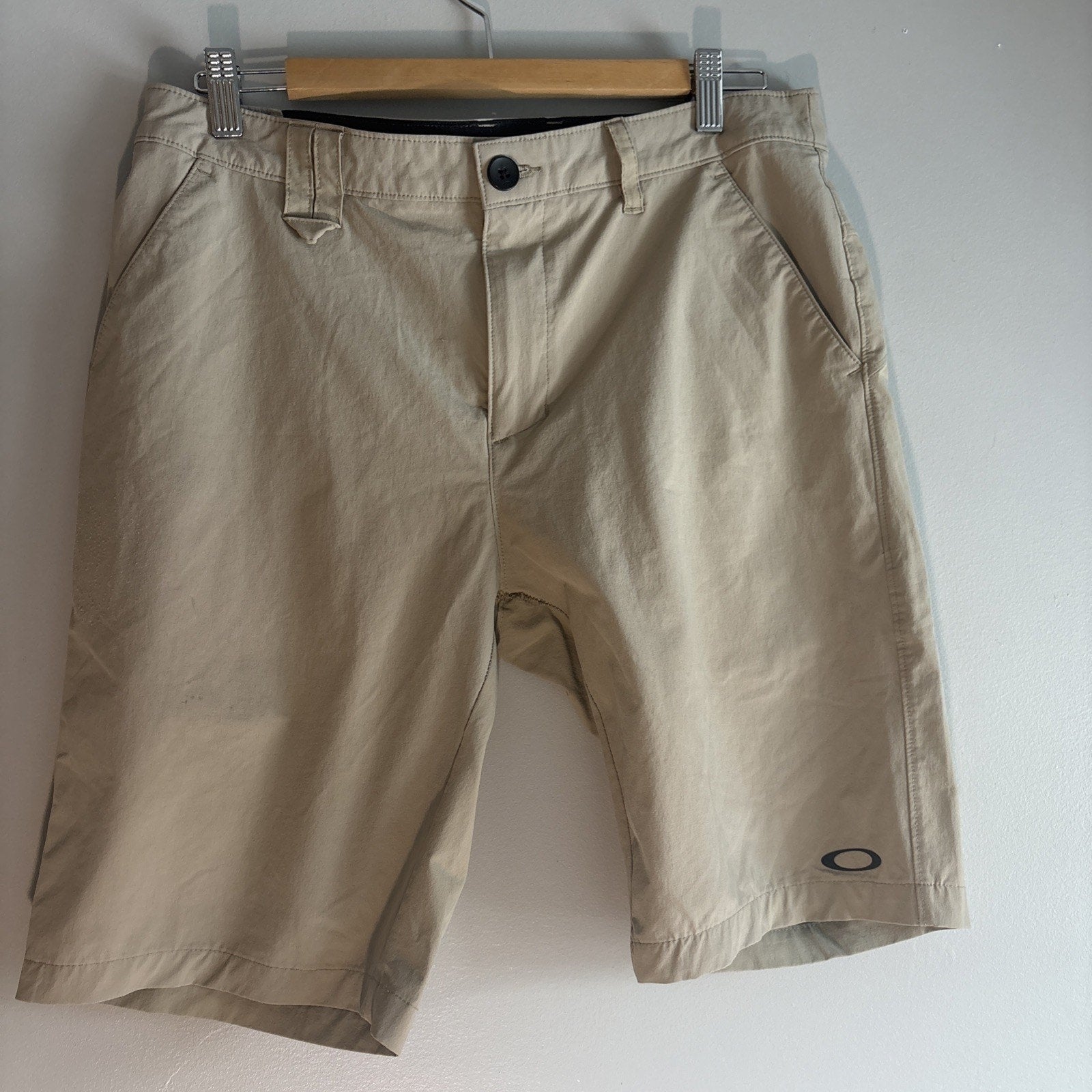 Oakley Mens Shorts Size 32 Beige/Khaki zipper, Button, Pockets 10” inseam