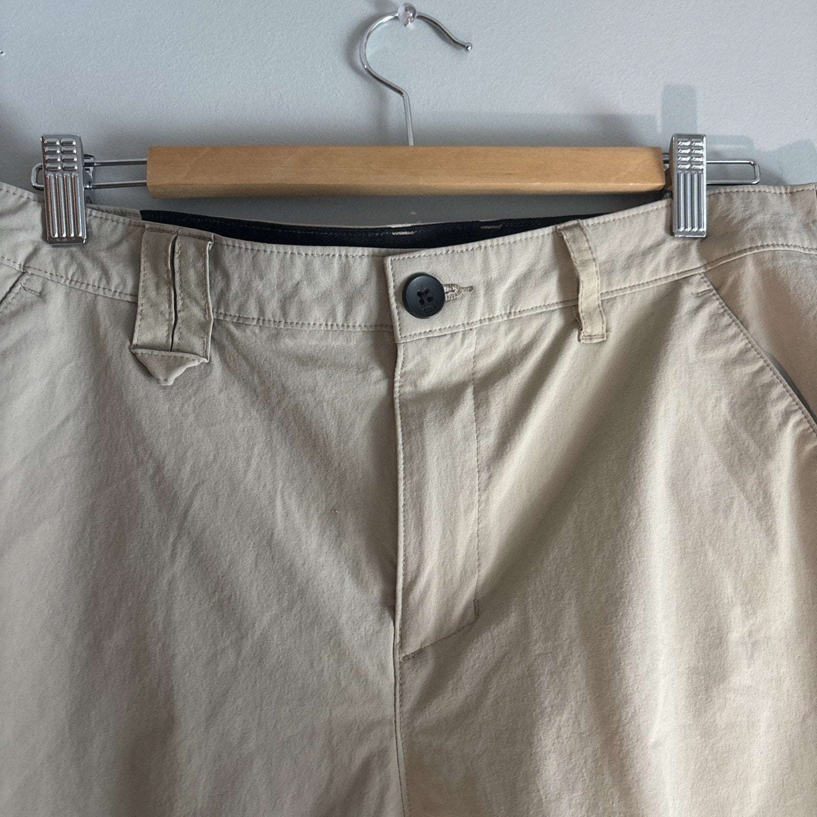 Oakley Mens Shorts Size 32 Beige/Khaki zipper, Button, Pockets 10” inseam