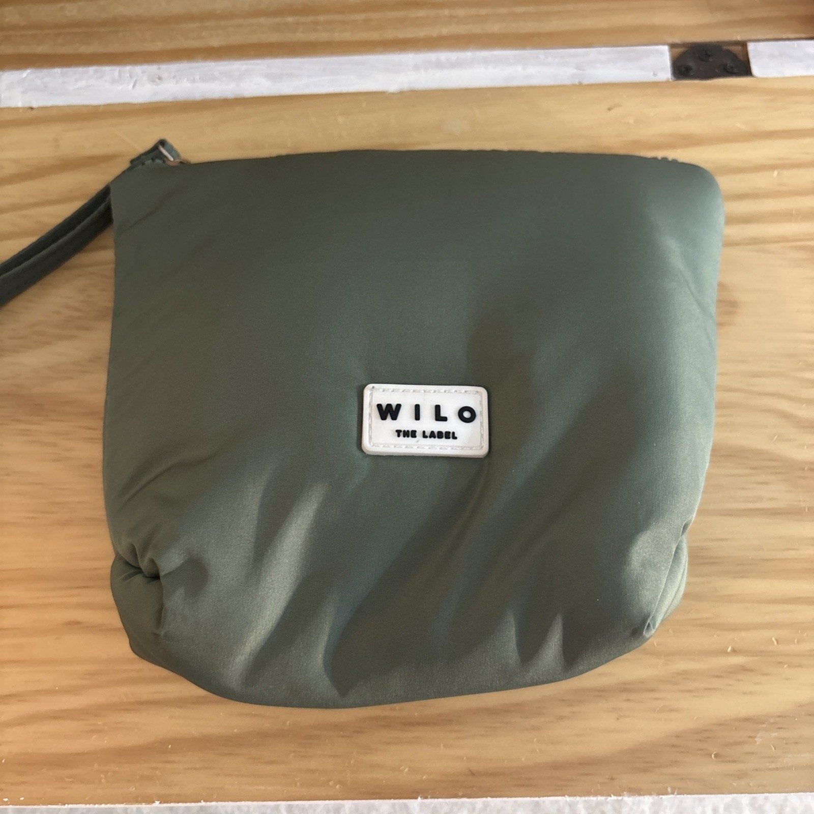 WILO THE LABEL Women’s Beige Puffer Pouch Bag With Handle & Sunglasses Pouch!