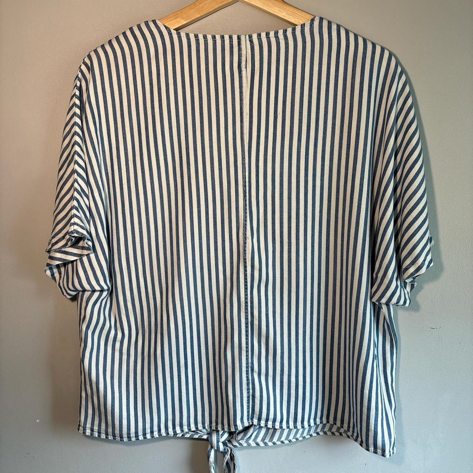 Women’s Blouse Brand Velvet Heart Linen Style Striped Tie Front Size Medium