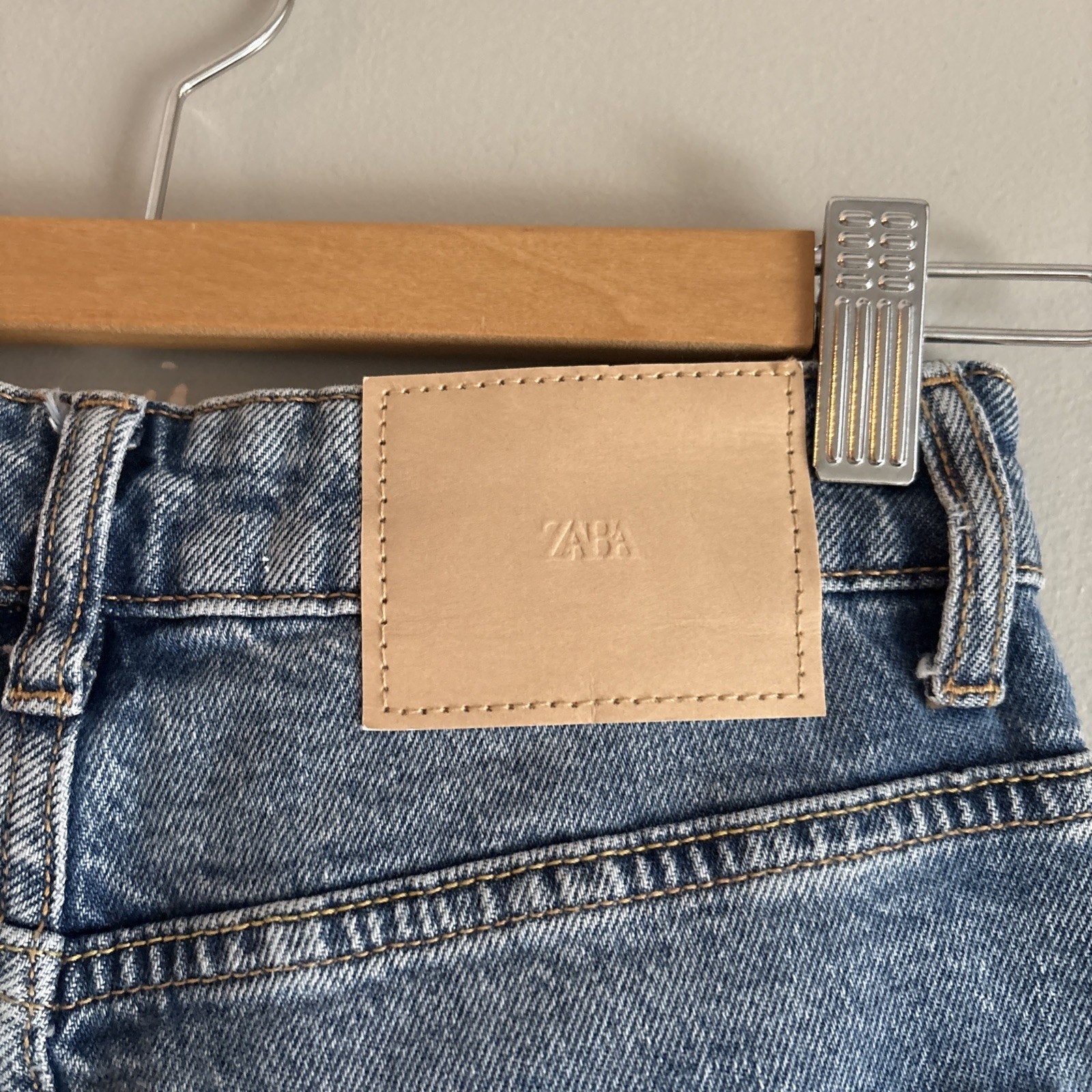 ZARA WOMAN BLUE DENIM ANKLE JEANS MOM FIT HIGH RISE Size 4 WAIST 26 INSEAM 28