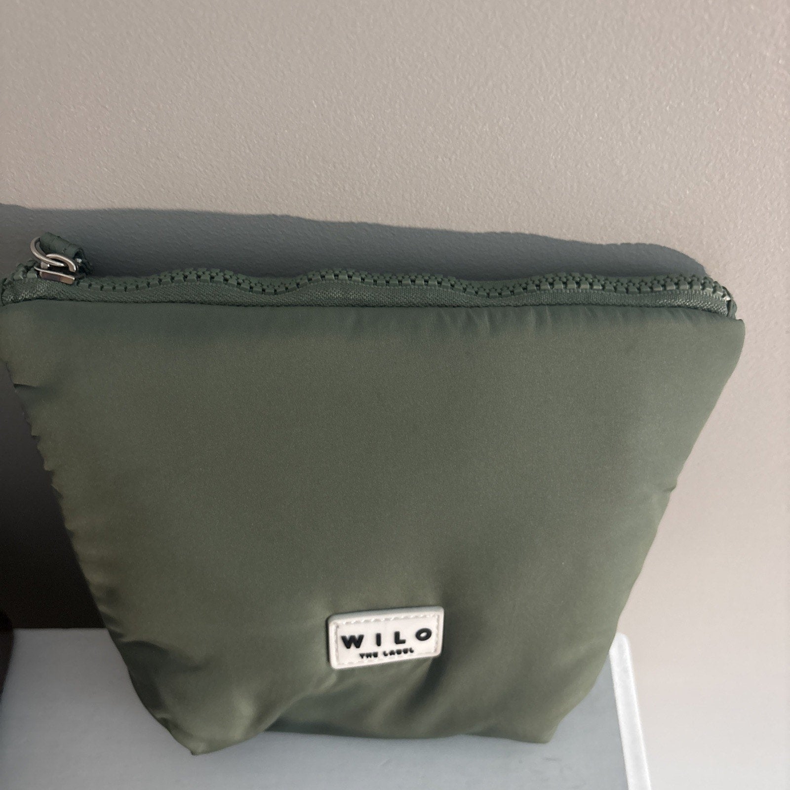 WILO THE LABEL Women’s Beige Puffer Pouch Bag With Handle & Sunglasses Pouch!