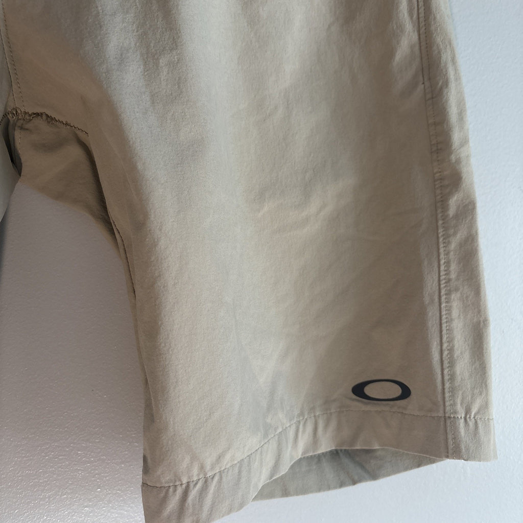 Oakley Mens Shorts Size 32 Beige/Khaki zipper, Button, Pockets 10” inseam