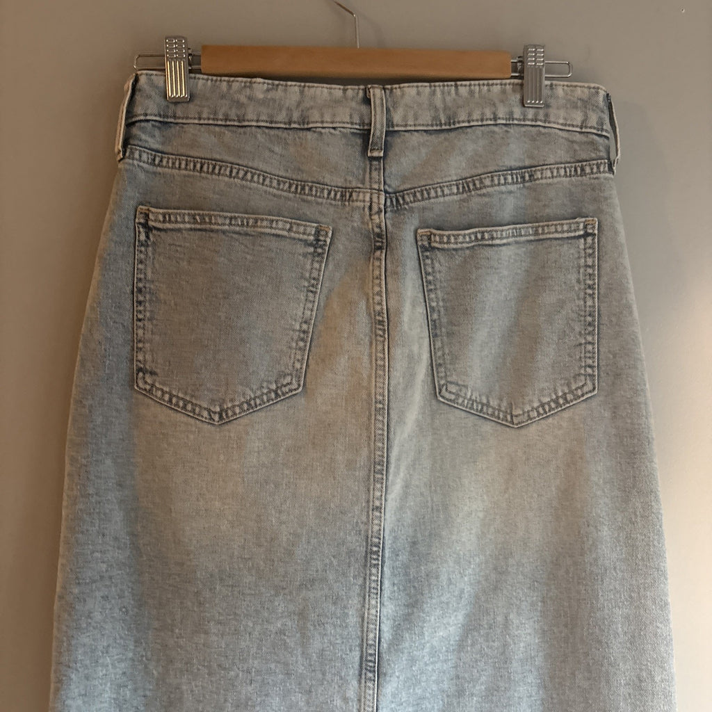 Gap Denim Jean Midi Skirt Frayed Hem Sz 4/27” Light Wash