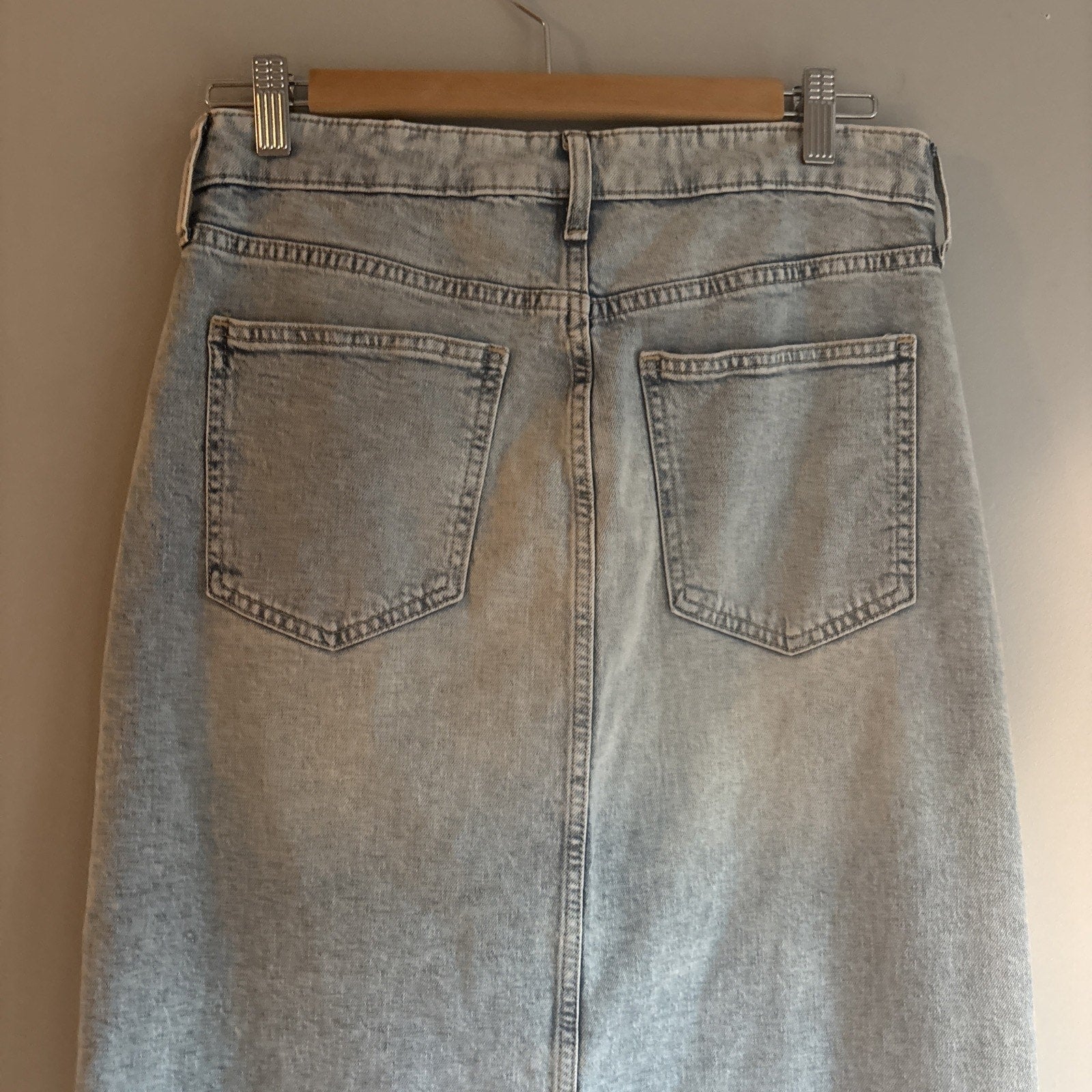 Gap Denim Jean Midi Skirt Frayed Hem Sz 4/27” Light Wash