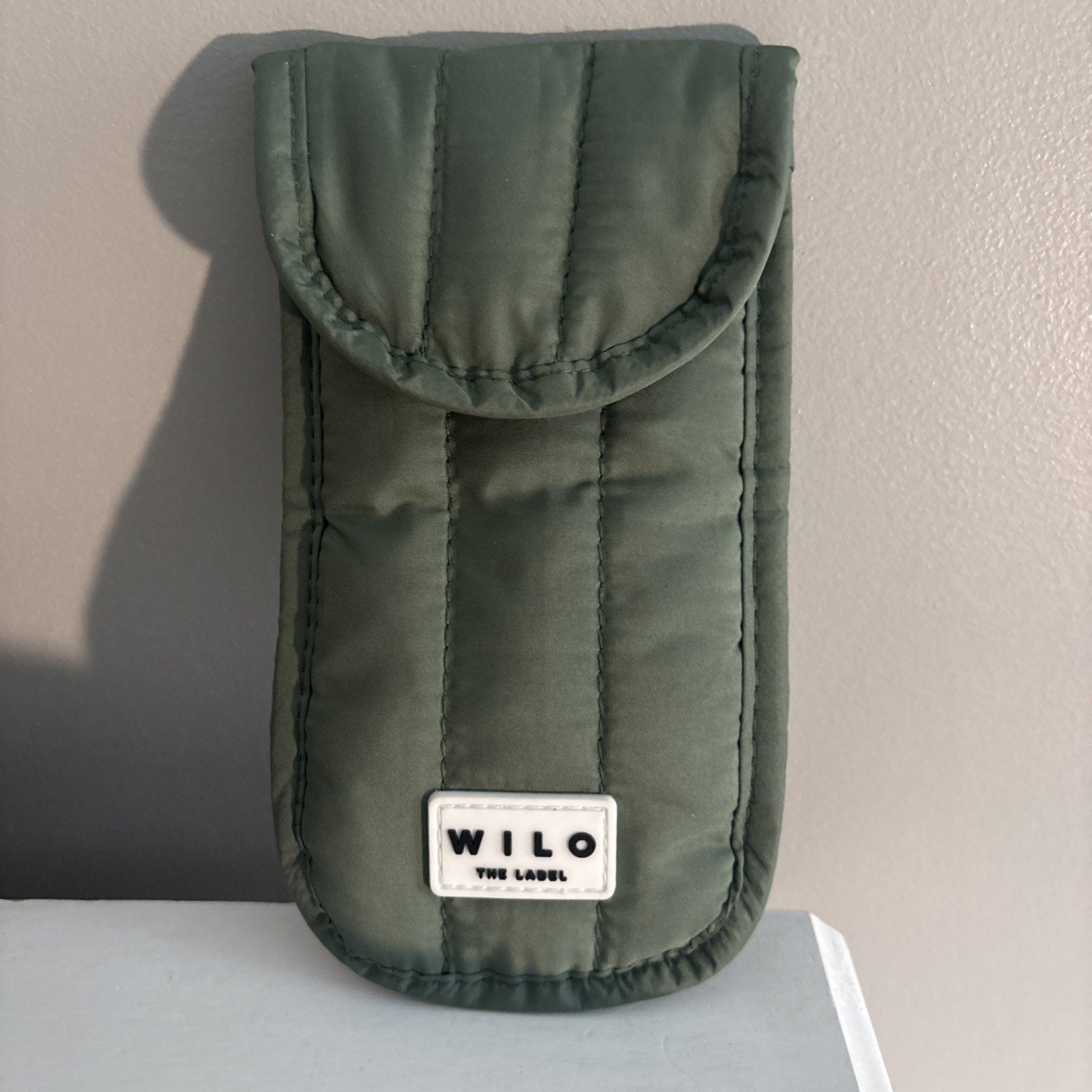 WILO THE LABEL Women’s Beige Puffer Pouch Bag With Handle & Sunglasses Pouch!