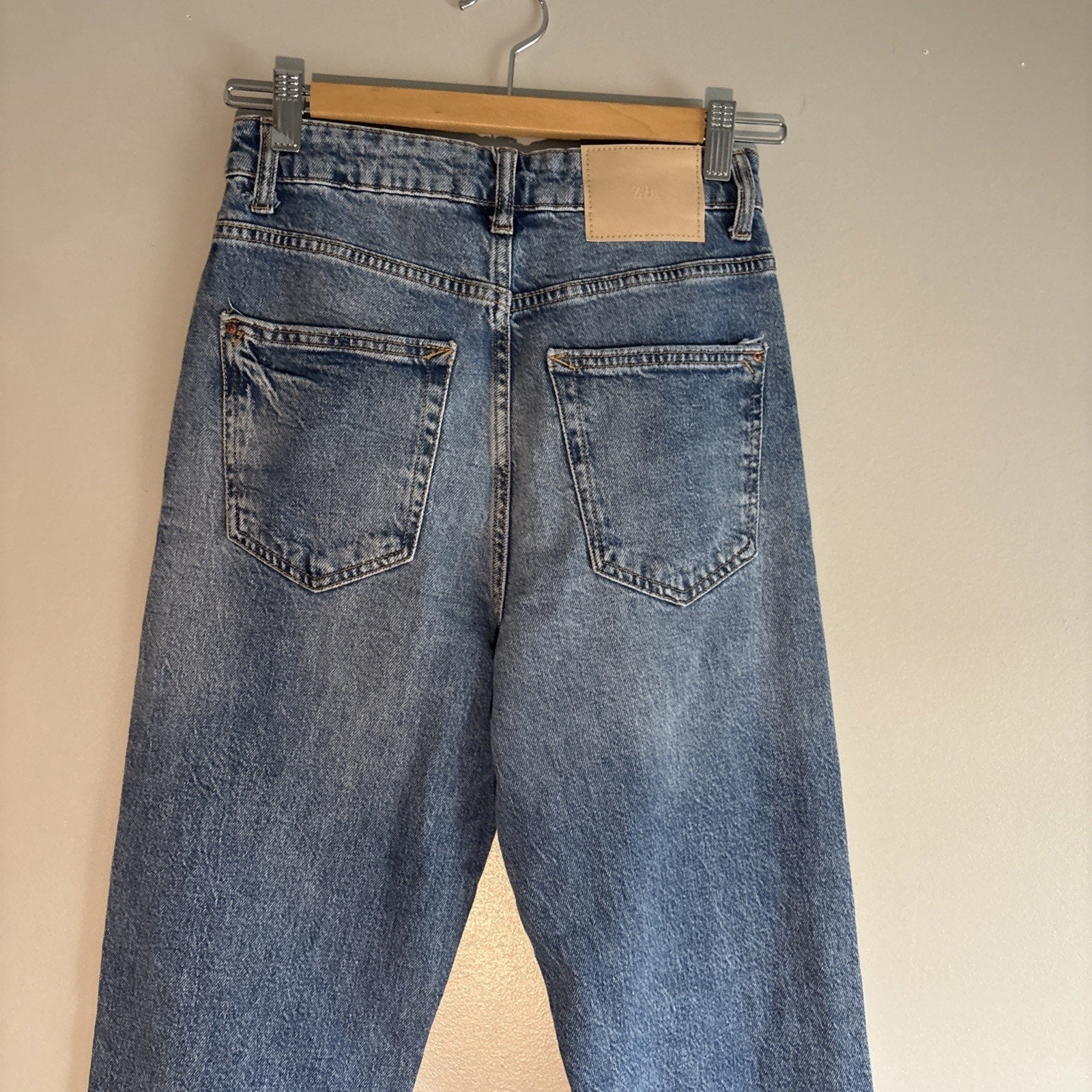 ZARA WOMAN BLUE DENIM ANKLE JEANS MOM FIT HIGH RISE Size 4 WAIST 26 INSEAM 28