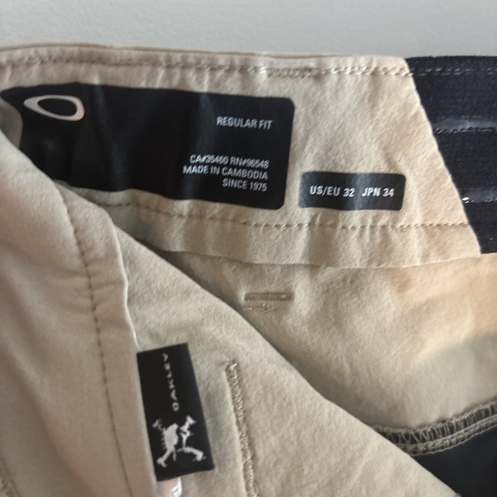 Oakley Mens Shorts Size 32 Beige/Khaki zipper, Button, Pockets 10” inseam