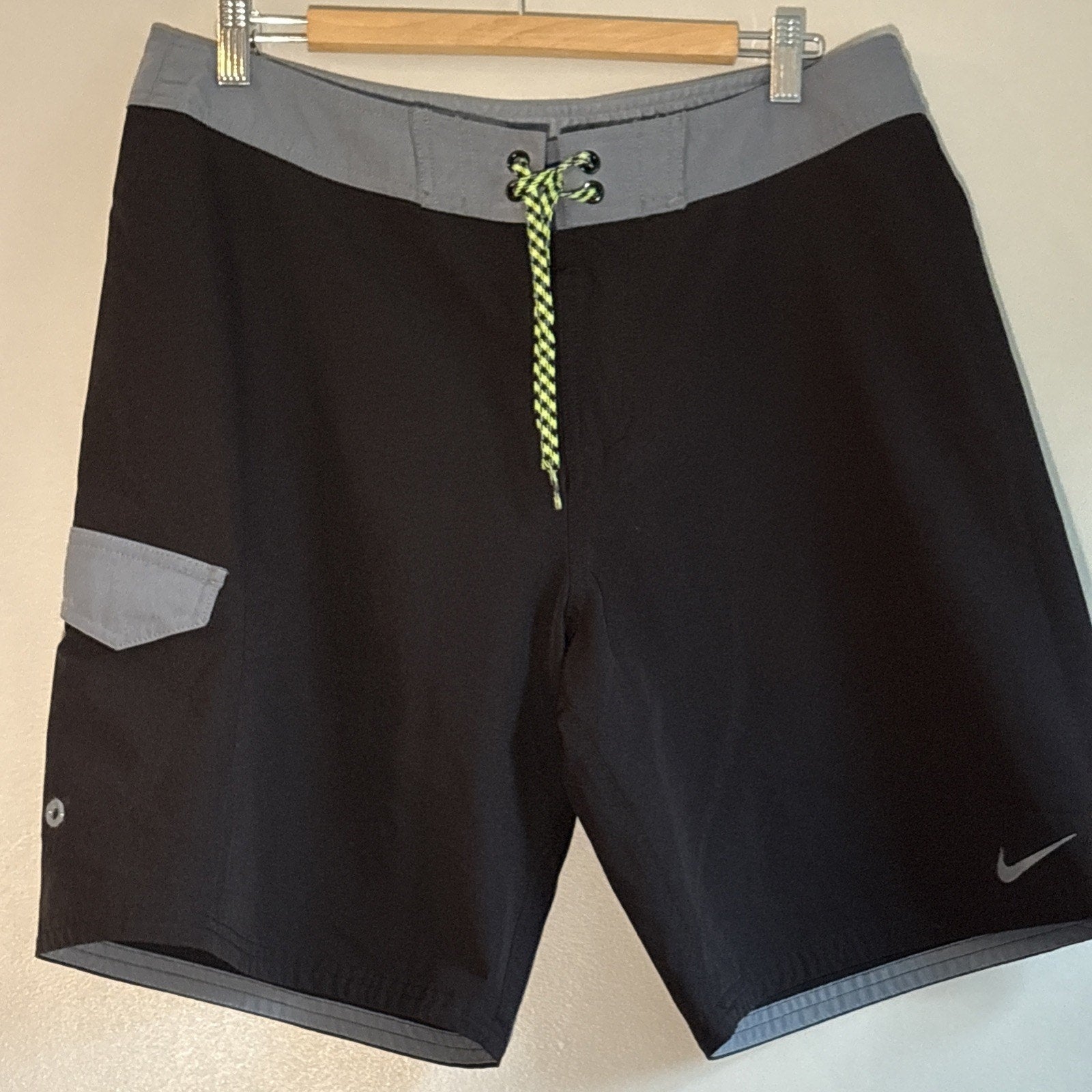NIKE Shorts Mens 34 Black Gray Boardshorts Swimming Trunks Cargo Pocket